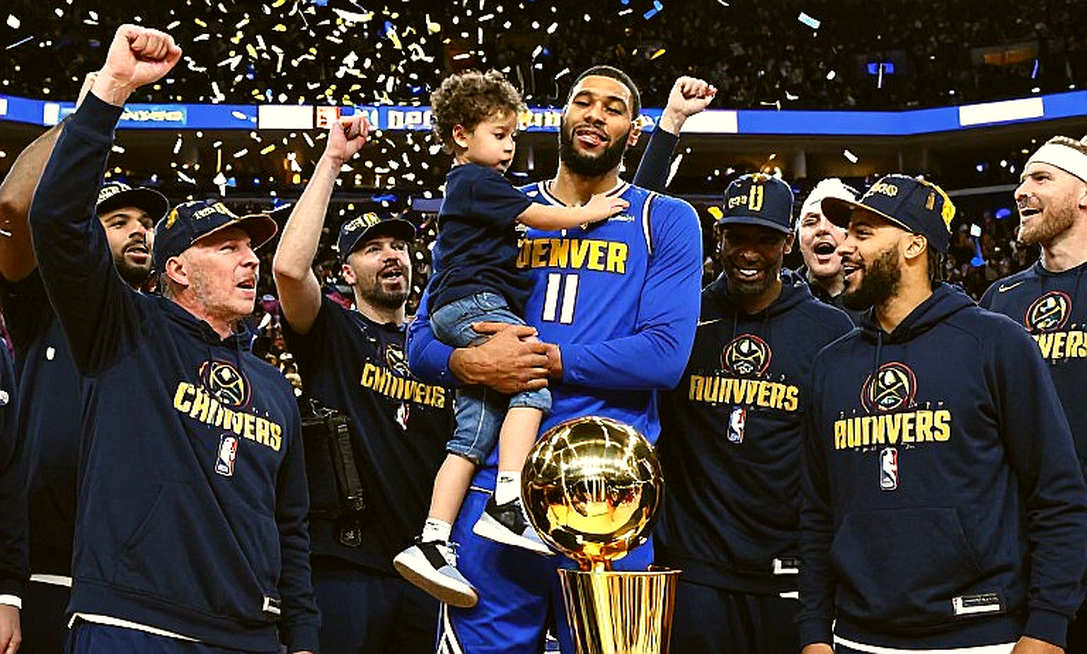 Dallas Mavericks chia tay John Poulakidas: một suất hai-way bị thu hồi ngay trước đêm khai mạc