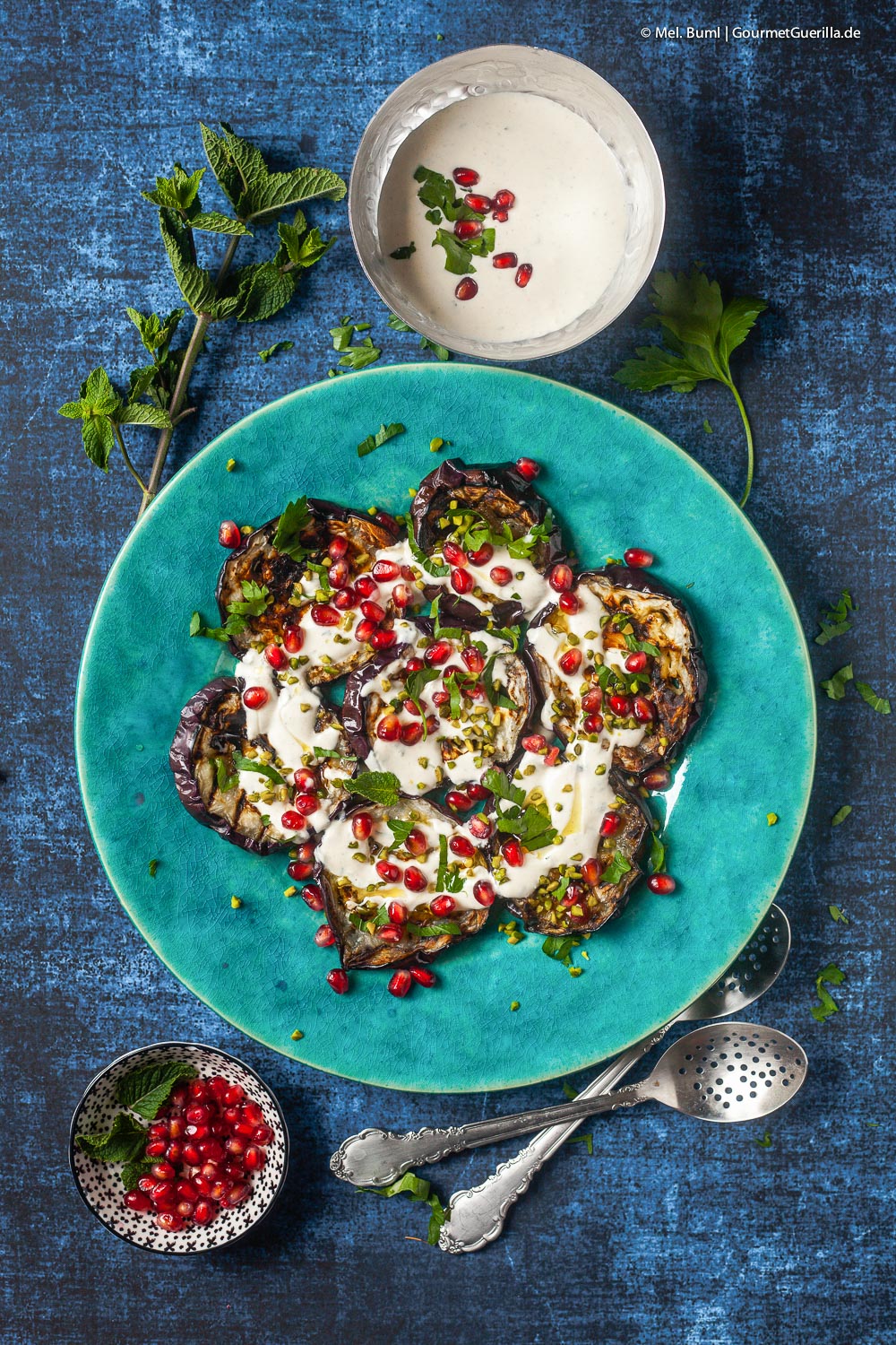 Grilled aubergines 1001 nights with sesame sauce, pomegranate and pistachio nuts | GourmetGuerilla .de 